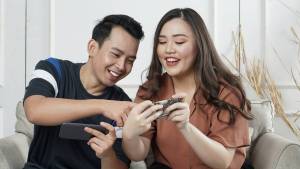 2 people playing a mobile game